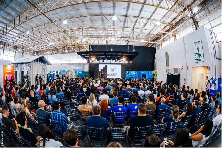 Auditório lotado durante a Expoinovação